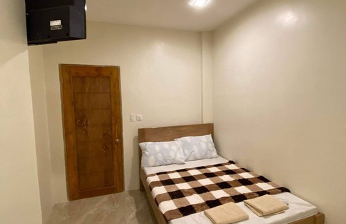 Plaridel Cabin | Entire 2nd Floor of Antelmi Inn: Space for a Large Group of Family