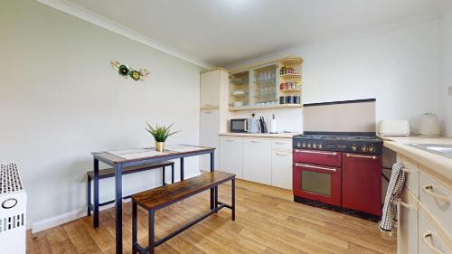 Crays Hill House | Entire 3 Bed Home in Basildon Sleeps up to 6