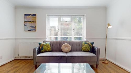 Crays Hill House | Entire 3 Bed Home in Basildon Sleeps up to 6