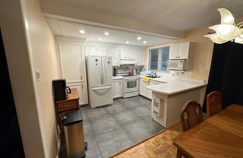Saint-Hippolyte Ski Chalet | Entire 3 bedrooms cottage located on the lake with hot tub and sauna