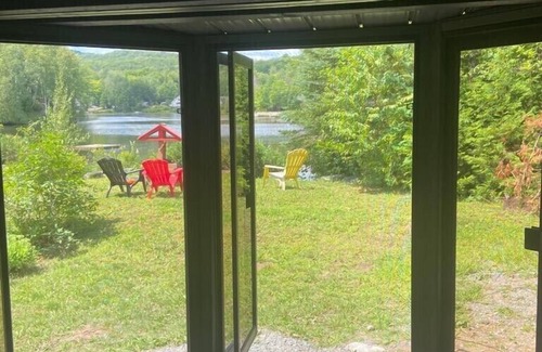 Saint-Hippolyte Ski Chalet | Entire 3 bedrooms cottage located on the lake with hot tub and sauna