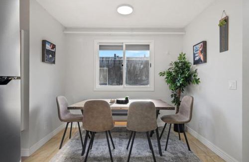 Montgomery House | Entire 3 Bedroom Family Style House with Free Banff Access, Parking, Netflix, King Size Bed, 65" Smart TV & More