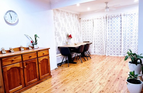 Sydney House | Entire 3 Bedroom - Fully fenced individual home in tranquil cul de sac