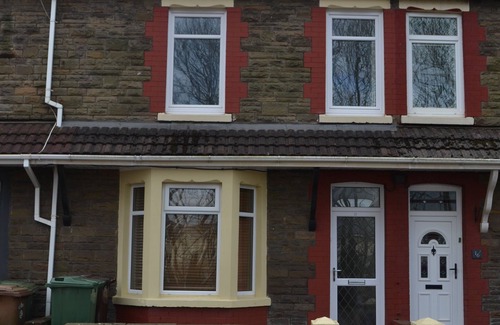 Caerphilly House | Entire 3 bedroom house 5 minute walk to the Caerphilly station