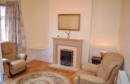 Caerphilly House | Entire 3 bedroom house 5 minute walk to the Caerphilly station