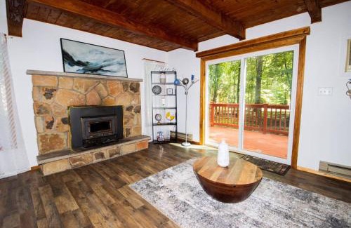 East Stroudsburg Ski Chalet | Entire 3 Bedroom Adventure Chalet, Near the best of the Poconos