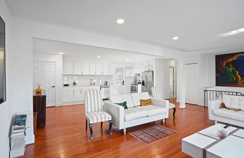 Forest Glen House | Entire 3 Bedroom - Silver Spring 5 Min walk to Metro