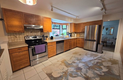 Edgemont House | Entire 3br luxury house with 2 King & 2 TwinXL beds with Private Japanese garden