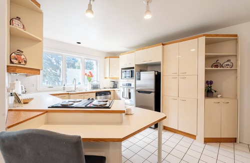 Saint-Hubert House | Entire 4 BDR House near MTL, Free Parking