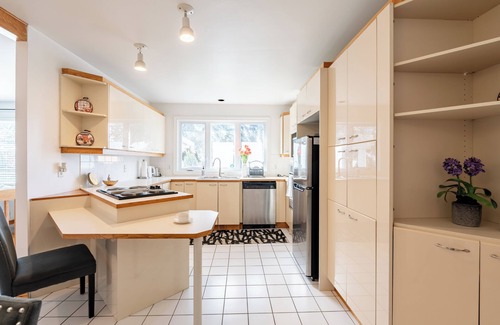 Saint-Hubert House | Entire 4 BDR House near MTL, Free Parking