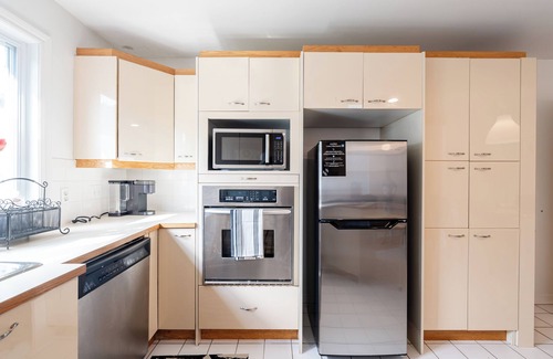Saint-Hubert House | Entire 4 BDR House near MTL, Free Parking