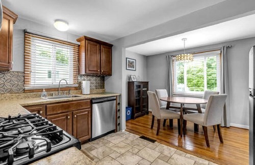 North Buffalo House | Entire 4 bedroom 2 bathroom House in North Buffalo with Free Driveway Parking