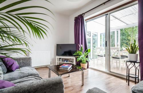 Ashford House | Entire 4-Bedroom Home Surrey