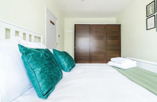 Ashford House | Entire 4-Bedroom Home Surrey