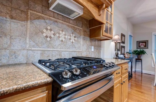 Turners Villa | Entire 4 Bedroom Home - WiFi, Jetted Tub, Fireplace, Garage & EV Charger