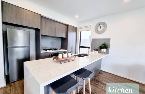 Clyde North House | Entire 4 bedrooms Clyde North home, no sharing