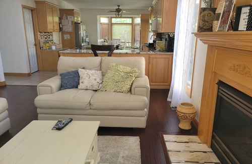 Lincoln House | Entire 4200 sq ft. South east. Great neighborhood