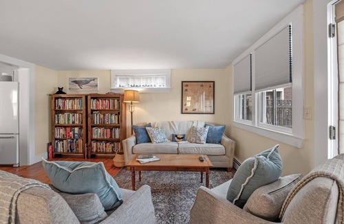 Salem House | Entire 4BR 2 Bath Home l Minutes to Downtown Salem