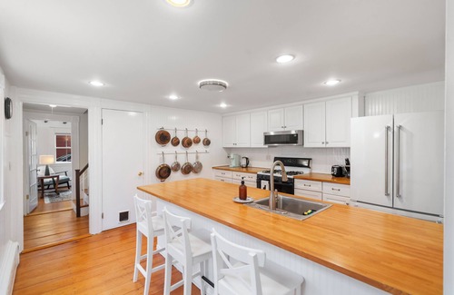 Salem House | Entire 4BR 2 Bath Home l Minutes to Downtown Salem
