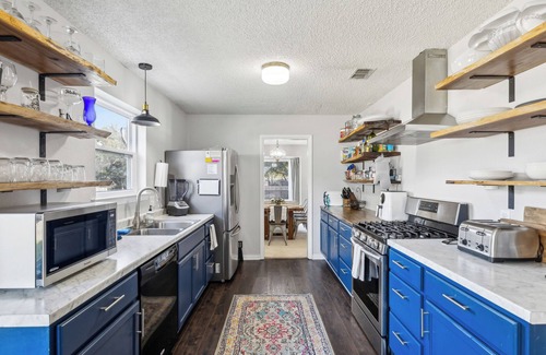 Cleburne House | Entire 4BR Home + Private Pool – Family Friendly, Sleeps 10