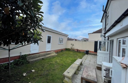 Squirrel's Heath House | Entire 6 Bedroom House in London, Free Parking