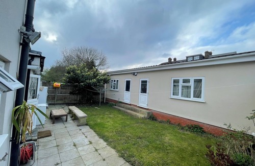 Squirrel's Heath House | Entire 6 Bedroom House in London, Free Parking