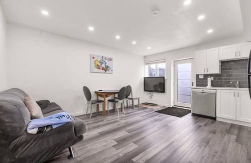 Doon South House | Entire 6BR 2 king 8 beds in total pets 3 GB WiFi