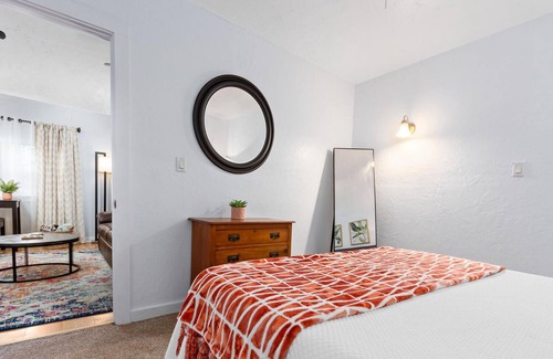 Orange Cottage | 🍊 Entire Adorable Cottage in Historic District.