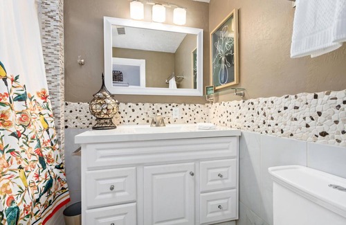 Orange Cottage | 🍊 Entire Adorable Cottage in Historic District.