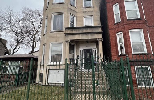 Washington Park Apartment | Entire Apartment in Chicago