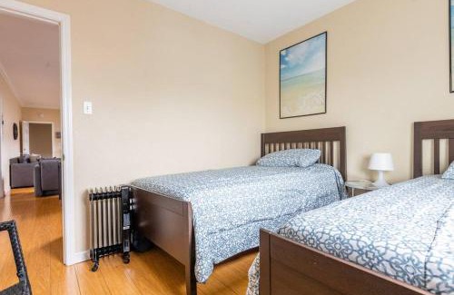 Hoover - Foster Apartment | Entire apartment in Oakland