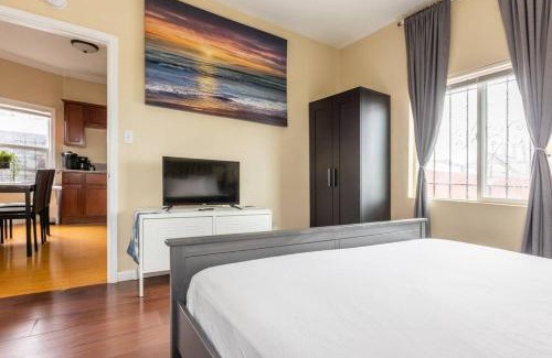 Hoover - Foster Apartment | Entire apartment in Oakland