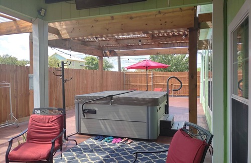 Redwood Apartment | ENTIRE APARTMENT with Private Hot Tub nOutside of San Marcos City
