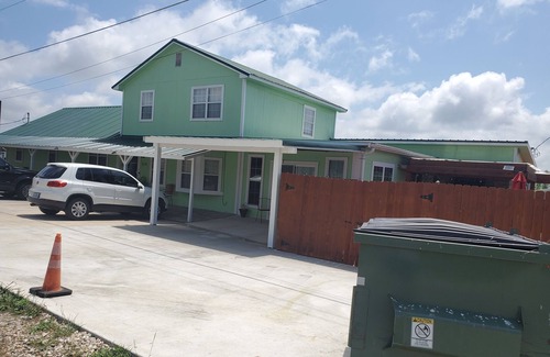 Redwood Apartment | ENTIRE APARTMENT with Private Hot Tub nOutside of San Marcos City