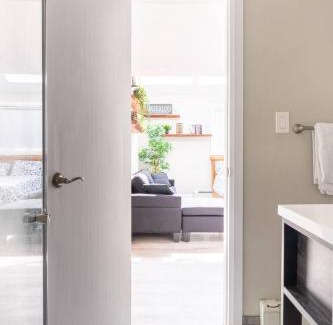Waterloo Apartment | ENTIRE BACHELOR UNIT EN-SUITE UPTOWN WATERLOO - e4