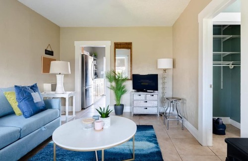 South Oceanside House | Entire Beach Cottage- 5 min walk to the beach!