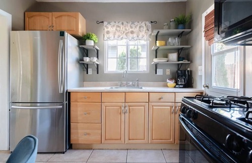 South Oceanside House | Entire Beach Cottage- 5 min walk to the beach!
