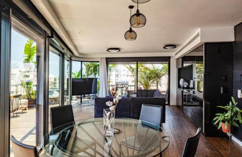 Old North Apartment | Entire Building 4 Floors! Steps to the beach, right in front of the TLV Port
