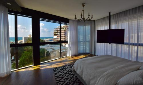 Old North Apartment | Entire Building 4 Floors! Steps to the beach, right in front of the TLV Port