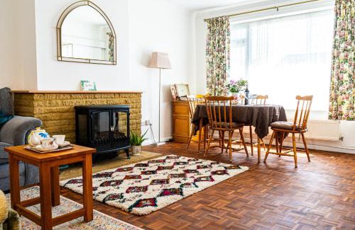 Littlehampton House | Entire Bungalow between Sea and National Park