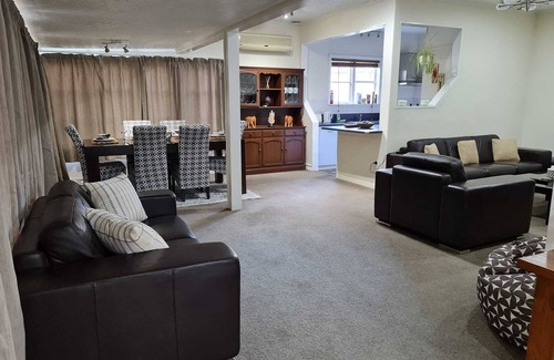 Lower Hutt House | Entire Bunglow in Central Hutt with FREE-WiFi