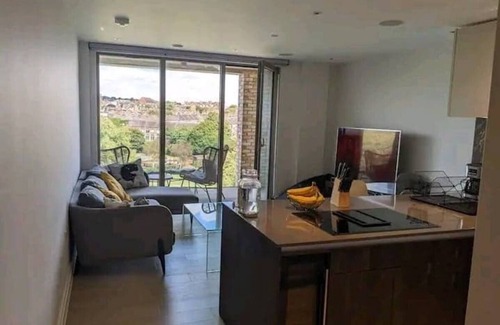 Kilburn Apartment | Entire Central 3 bedroom Apt/en-suite with a View.