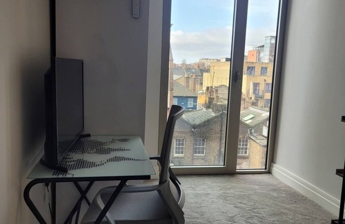 Kilburn Apartment | Entire Central 3 bedroom Apt/en-suite with a View.