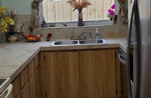 Hunt Club Villa | Entire centrally located spacious 3bd2bth sleep 6, close to shopping and beaches