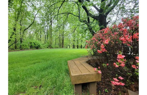 Montgomery Village House | Entire cheerful 4 br townhouse by the lake