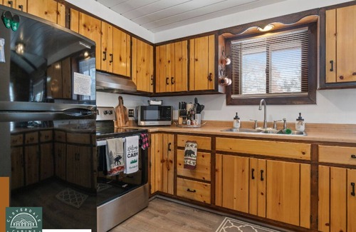 Hinckley Cabin | Entire Cloverdale Cabins.Hottub.Sleeps 13-16