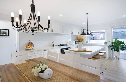 Lake Illawarra House | Entire Coastal Residential Family Home. Sleeps 12 - Lake & Beachside Property.