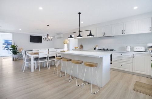 Lake Illawarra House | Entire Coastal Residential Family Home. Sleeps 12 - Lake & Beachside Property.