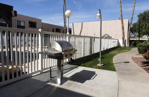 Chandler Condo | Entire Condo 2B/2B Quiet/Pool & Jacuzzi /WIFI/Self Checkin/Kitchen