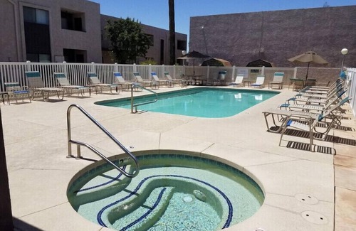 Chandler Condo | Entire Condo 2B/2B Quiet/Pool & Jacuzzi /WIFI/Self Checkin/Kitchen